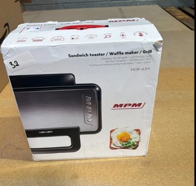 emballage d'un grille-pain à sandwich sur lequel est posé un œuf