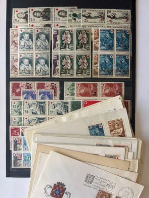 plusieurs types de timbres différents sur une table
