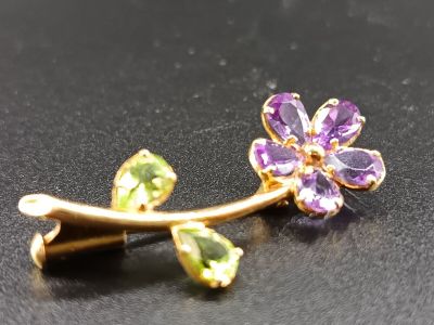 Broche en or jaune 18k 750/° stylisant une fleur, ornée d'am…