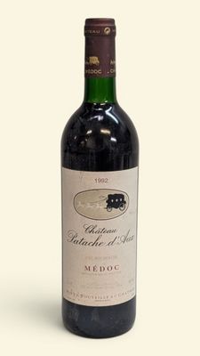 une bouteille de vin posée sur une table