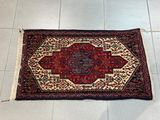 tapis posé à même le sol dans une pièce au sol carrelé de blanc
