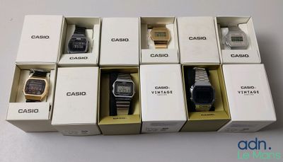 six boîtes de montres Casio posées sur une table blanche