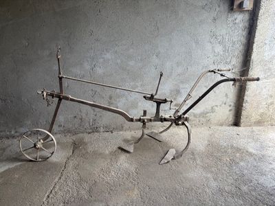un petit vélo en métal qui est rangé dans un garage