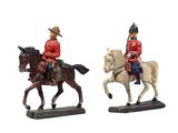 deux figurines représentant des hommes à cheval sur fond blanc