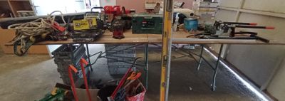 de nombreux outils rangés sur une étagère dans un garage