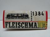 une boîte avec un train posée sur une table
