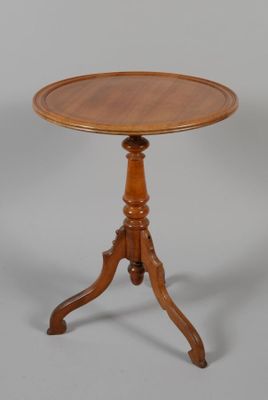 une petite table en bois avec un plateau en bois sur fond gris