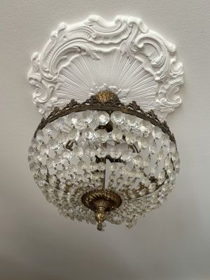 un gros plan d'un lustre suspendu au plafond