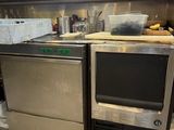 Ensemble lave-vaisselle et micro-ondes en acier inoxydable dans la cuisine d'un restaurant