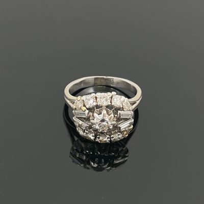 une bague en diamant et or blanc