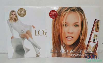 deux boîtes de produits capillaires Lore posées sur une table blanche