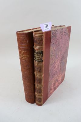 deux vieux livres sont posés côte à côte sur une surface blanche