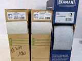 trois paquets de papier toilette sont empilés les uns sur les autres