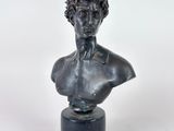 buste en bronze représentant un jeune homme aux cheveux bouclés, posé sur un socle