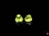 une paire de boucles d'oreilles en diamant jaune sur fond noir