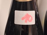 deux bouteilles de champagne posées l'une à côté de l'autre sur une table