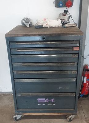 une armoire à outils en métal surmontée de cinq tiroirs