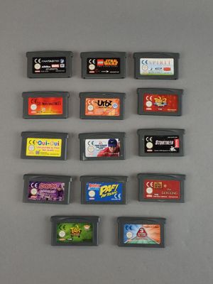 beaucoup de cartouches de jeux Nintendo sur la table