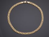 un bracelet en chaîne en or sur fond noir