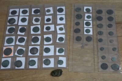 plusieurs types de pièces de monnaie sur la table