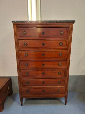 une commode en bois avec un plateau en marbre