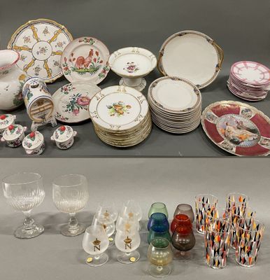 de nombreux types d'assiettes et de verres sur la table
