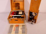une petite boîte en bois contenant un appareil électronique