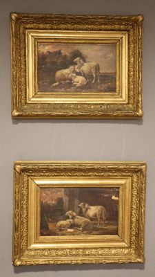 deux tableaux représentant des moutons et un chien, dans un cadre doré, accrochés au mur