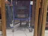 trois miroirs à cadre doré posés par terre dans un magasin