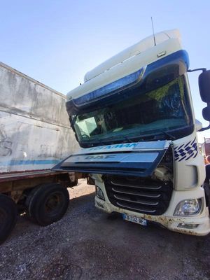 un semi-remorque garé à côté d'un autre semi-remorque