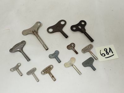 tout un tas de clés posées sur une table