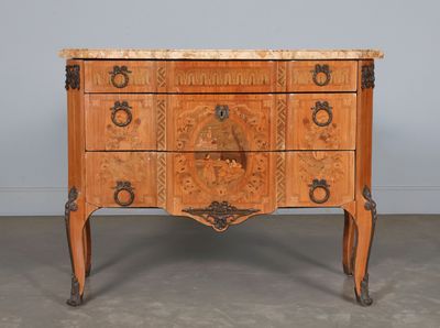 Commode en marquèterie de bois de placage à décor d'une scène animée e