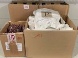 deux boîtes de nourriture posées sur une table