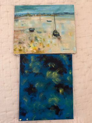 Deux tableaux représentant des bateaux sont accrochés l'un à côté de l'autre sur un mur.