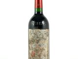 une bouteille de vin posée sur une table