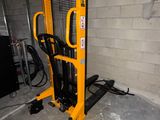 un gros plan sur un cariste dans un garage