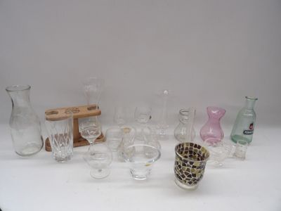 de nombreux verres et vases posés sur une table