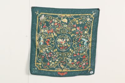 une image représentant une tenture murale ornée d'un motif floral vert et rouge