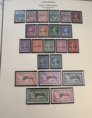 un livre couvert de timbres, posé sur une table