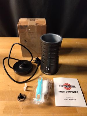 une tasse de lait et d'autres objets posés sur une table