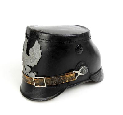 un chapeau noir orné d'une tête de mort