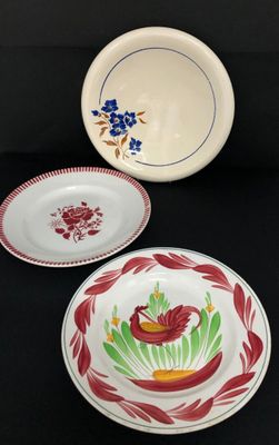 LOT de trois plats comprenant :