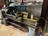 une machine qui se trouve à l'intérieur d'un bâtiment