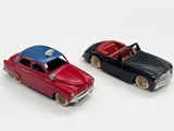deux voitures jouets assises l'une à côté de l'autre sur une surface blanche