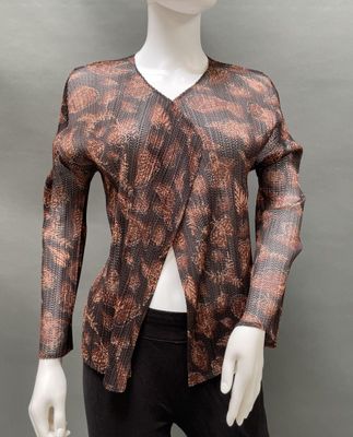 an image of a mannequin mannequin wearing a brown and black top