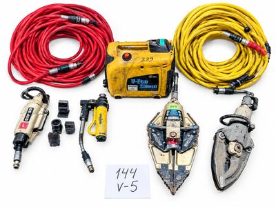 tout un assortiment d'outils et de fils est disposé sur une surface blanche