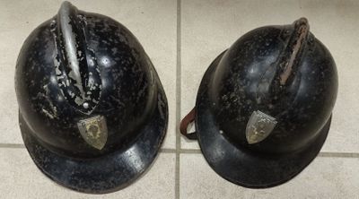 deux casques posés sur un sol carrelé