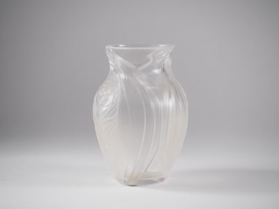 un vase en verre transparent orné d'un motif en spirale