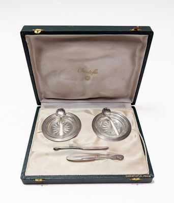 une photo d'un service d'argenterie dans un coffret