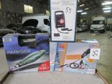 trois boîtes d'outils électriques posées sur une table dans un garage